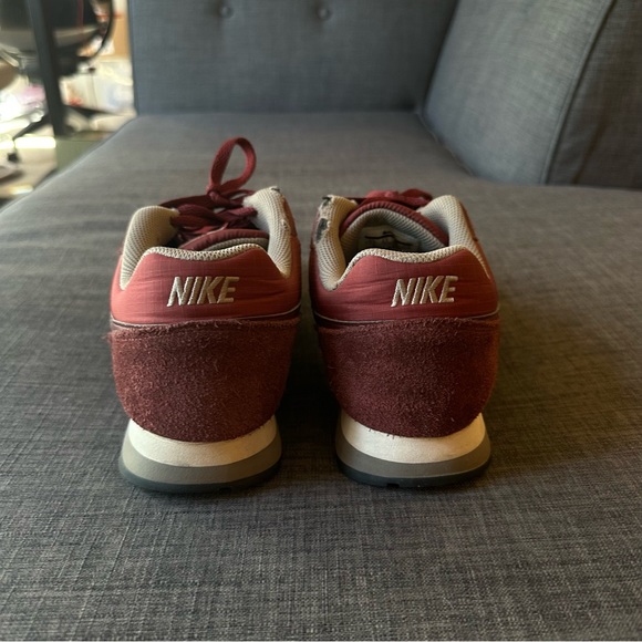 EUC Nike MD Runner 2 sneaker, Colorway: Team Red/Night Maroon, M9.5 / W11 - Picture 3 of 8